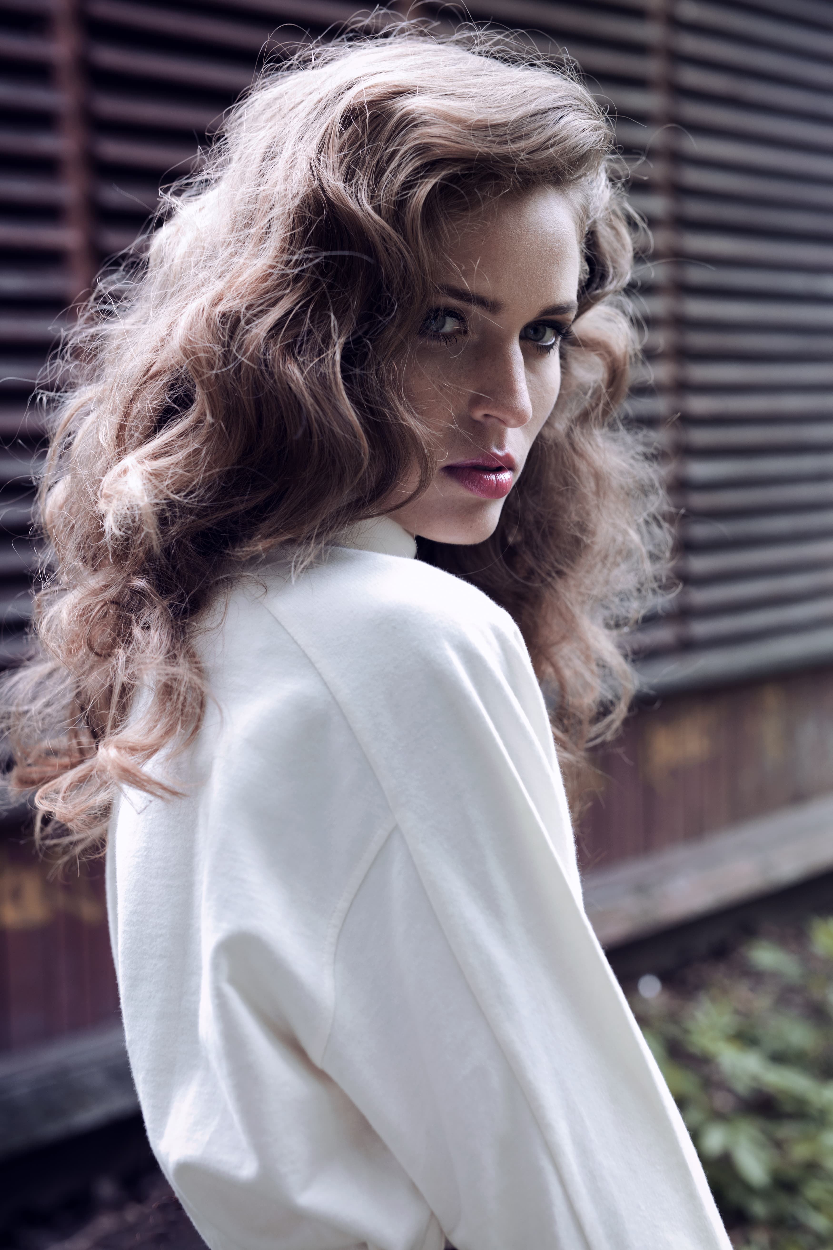 Naturalny makijaż beauty z rozświetloną cerą i lekkim podkreśleniem oczu, portret z profilu.