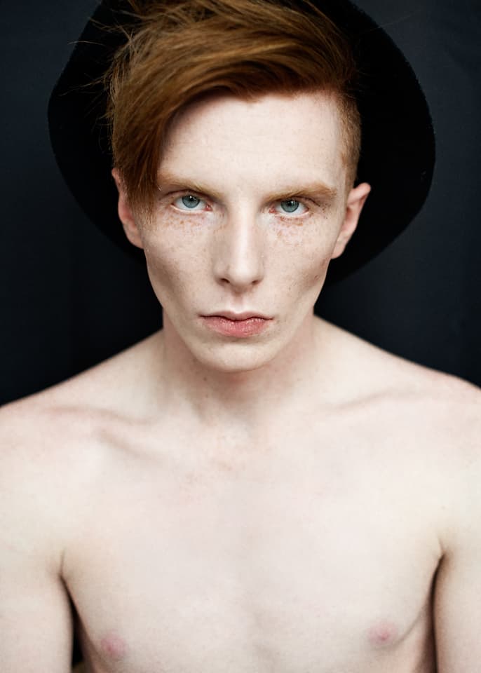 Naturalny makijaż męski w stylu makeup no makeup.