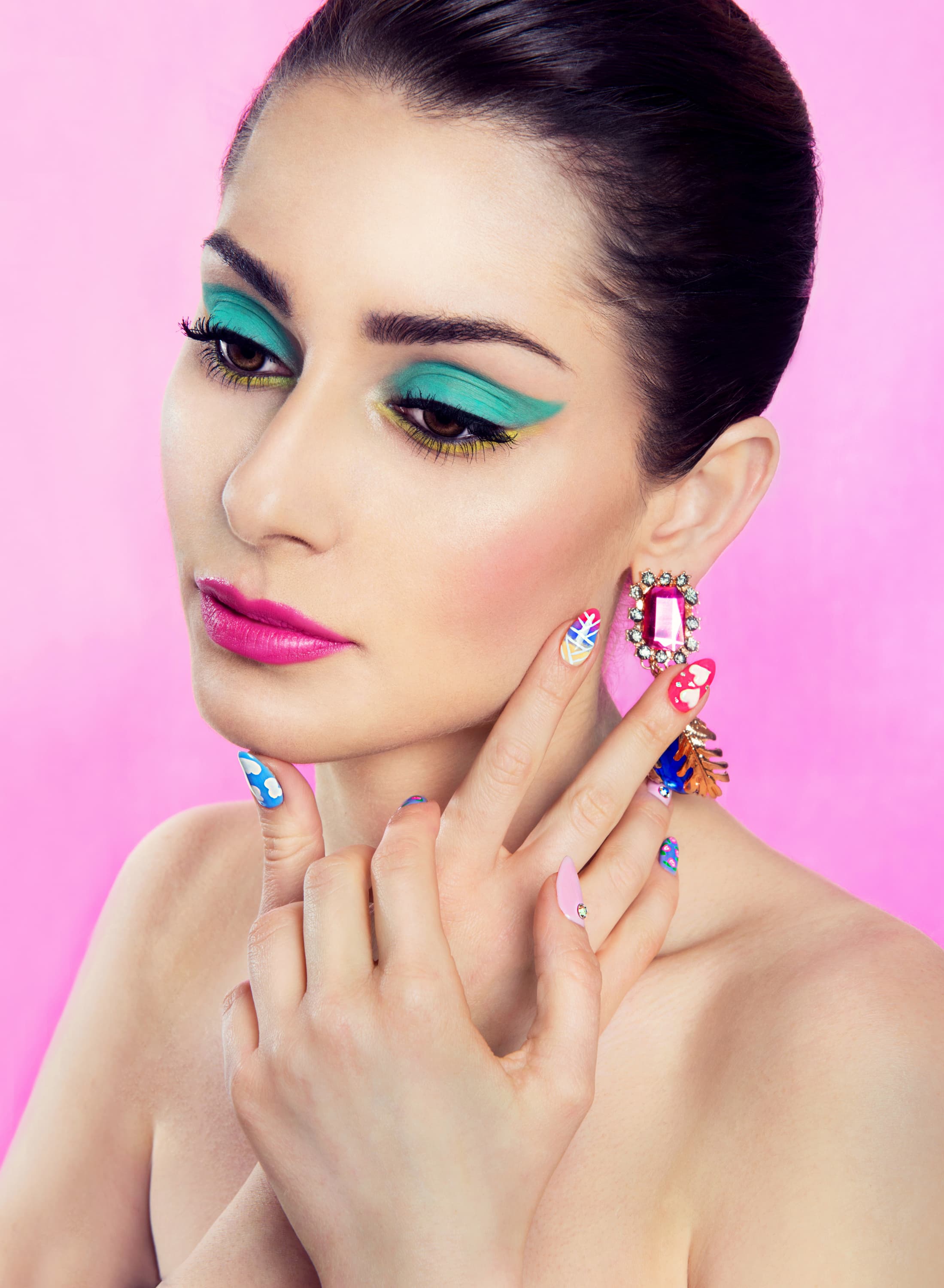 Kreatywny portret beauty z graficznym makijażem oczu w odcieniach grafitu i nowoczesną stylizacją.
