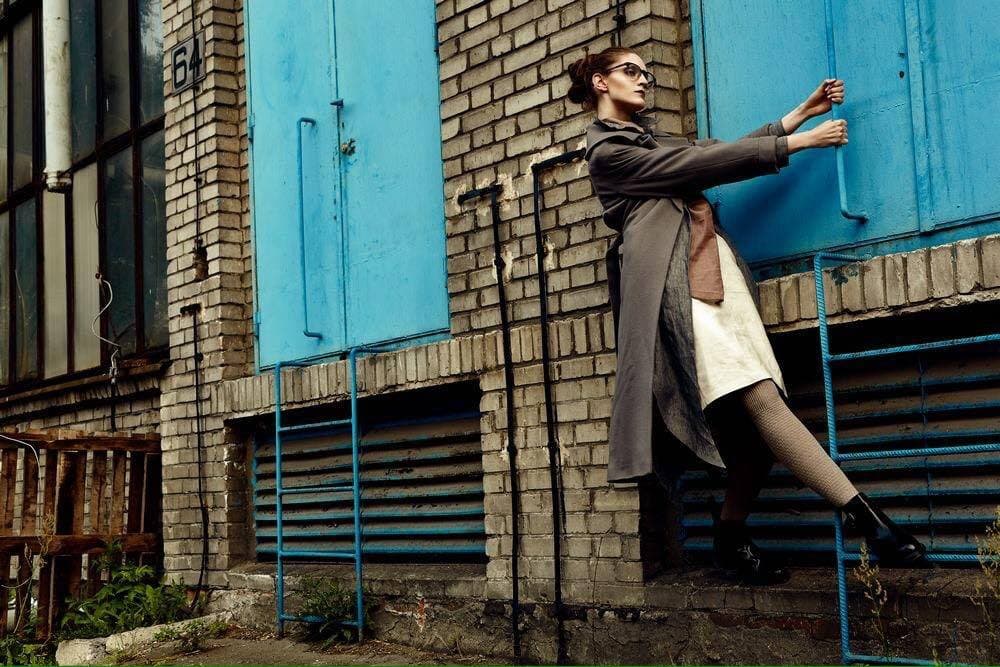 Jesienna stylizacja fashion – makijaż glamour w ciepłych barwach z bordowymi ustami.