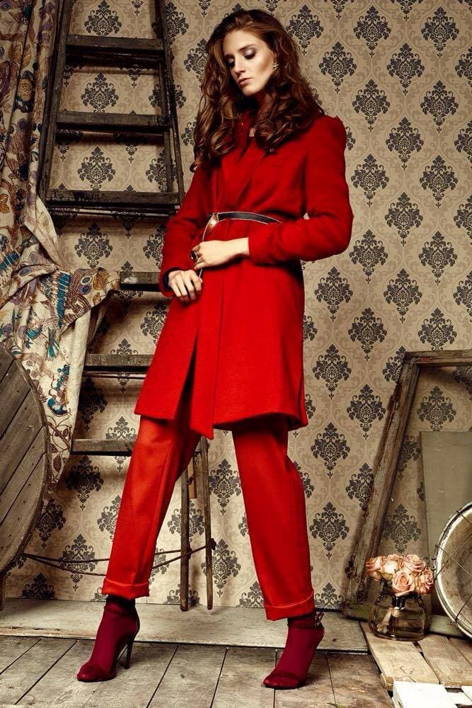 Makijaż glamour w czerwonej stylizacji – editorial fashion Bisous Magazine.