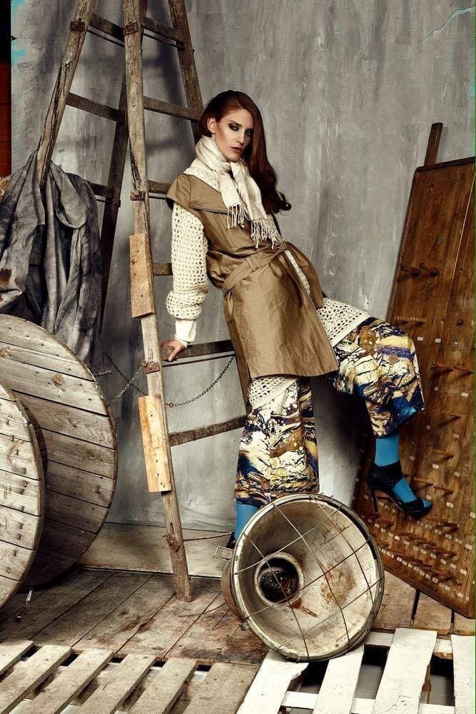 Makijaż z mocnymi ustami w stylizacji boho – editorial.