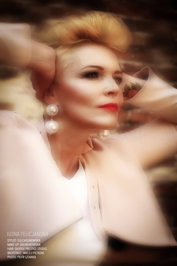 Artystyczne zdjęcie z Iloną Felicjańską w makijażu glamour.